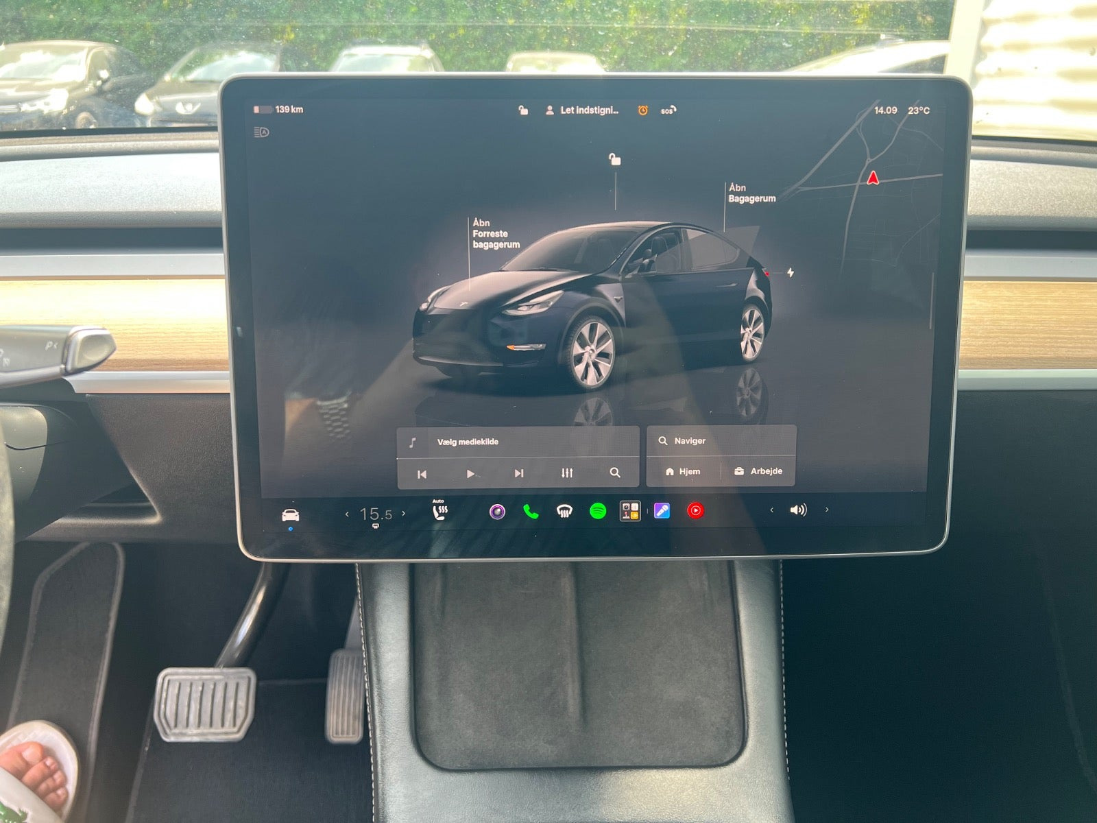 Grå Tesla Model Y fra 2022