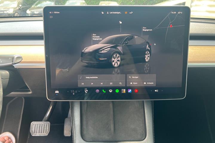Grå Tesla Model Y fra 2022