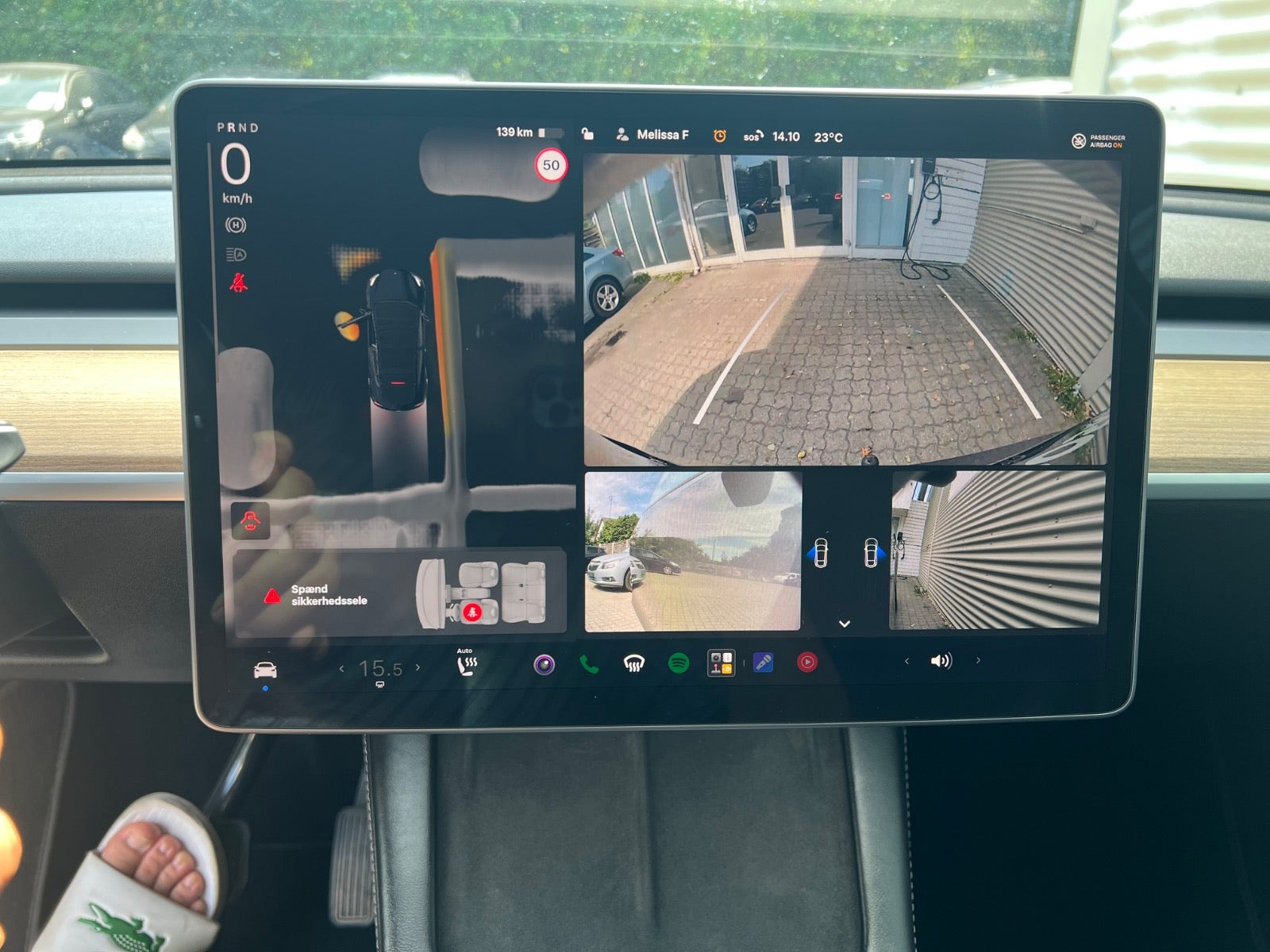 Grå Tesla Model Y fra 2022