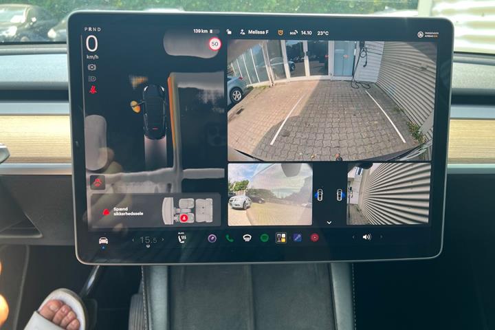 Grå Tesla Model Y fra 2022