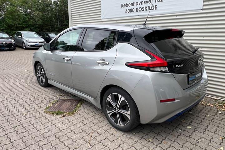 Sølv Nissan Leaf fra 2018