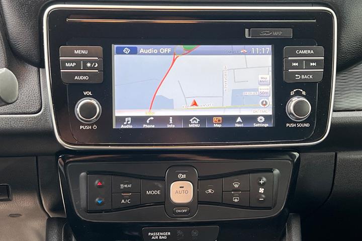 Sølv Nissan Leaf fra 2018