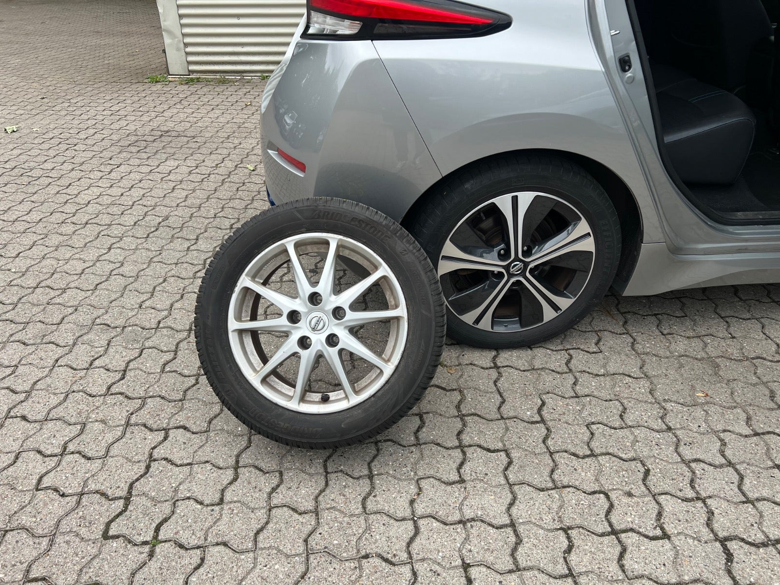 Sølv Nissan Leaf fra 2018