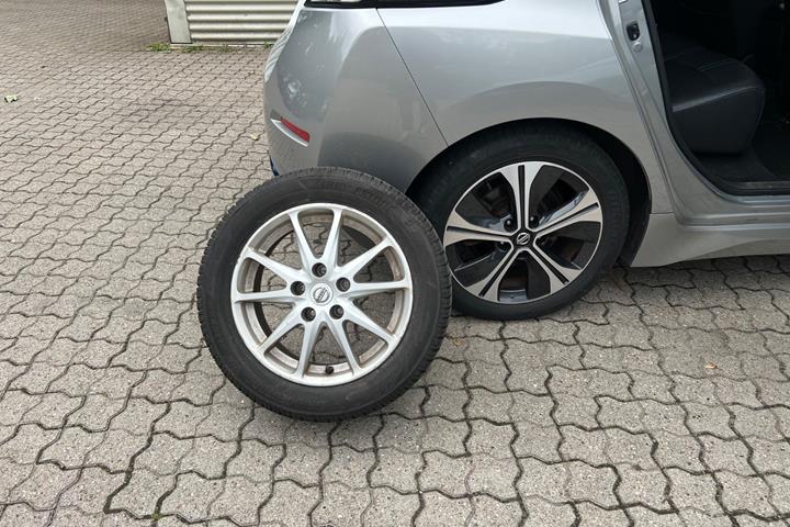 Sølv Nissan Leaf fra 2018