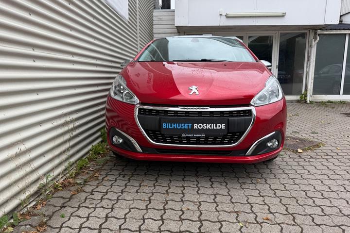 Rød Peugeot 208 fra 2019