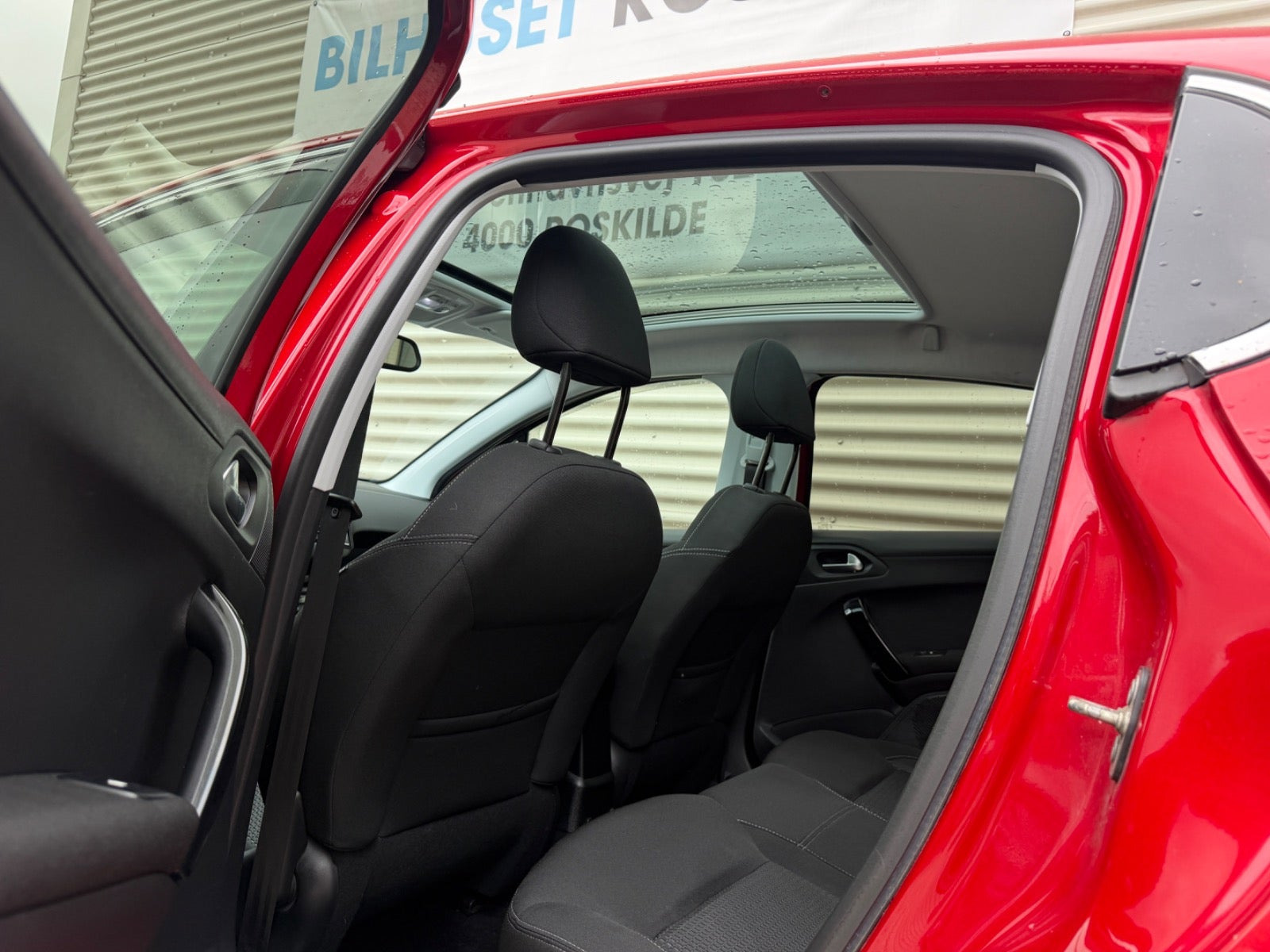 Rød Peugeot 208 fra 2019