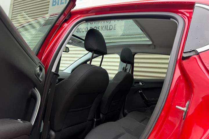Rød Peugeot 208 fra 2019