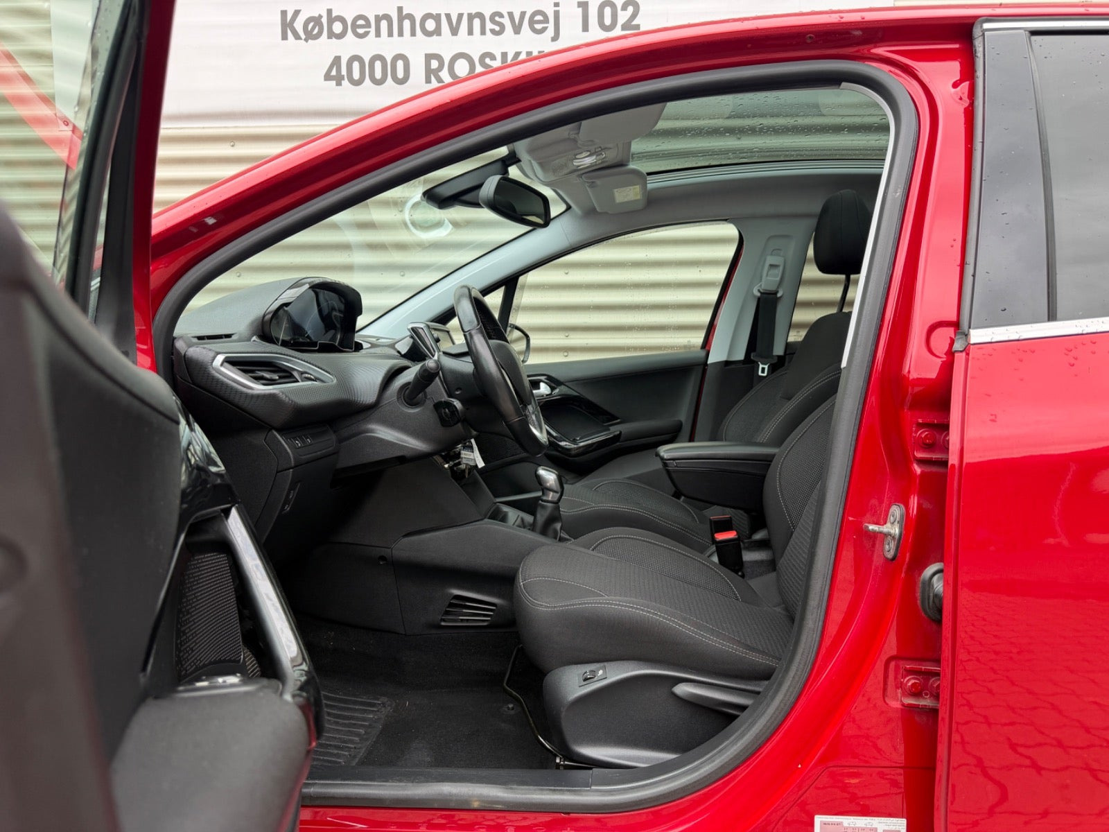 Rød Peugeot 208 fra 2019