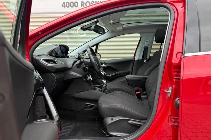 Rød Peugeot 208 fra 2019