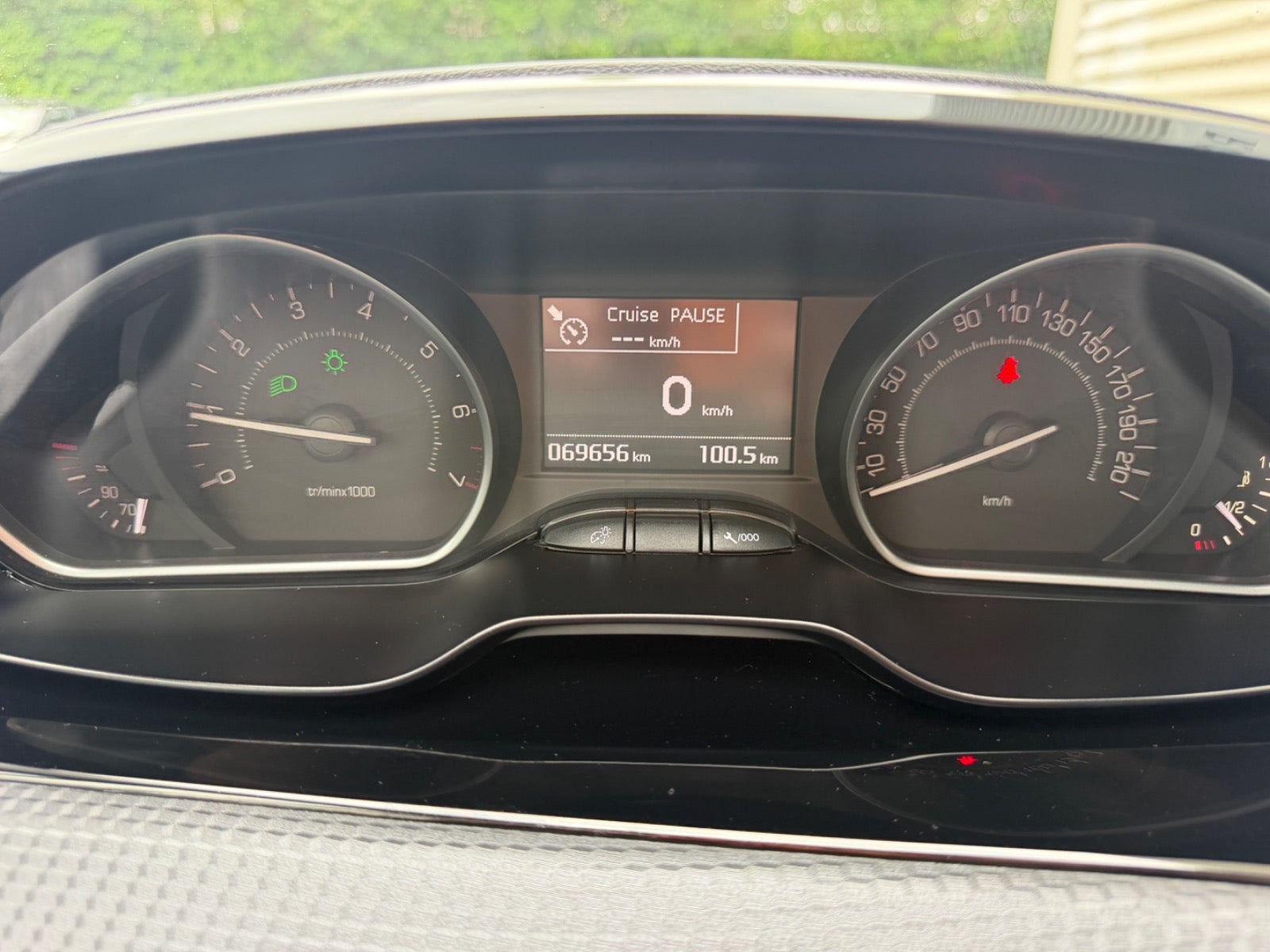 Rød Peugeot 208 fra 2019