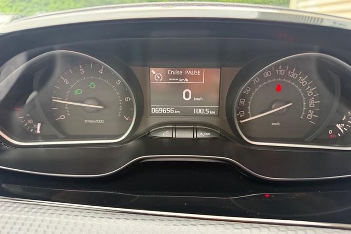 Rød Peugeot 208 fra 2019