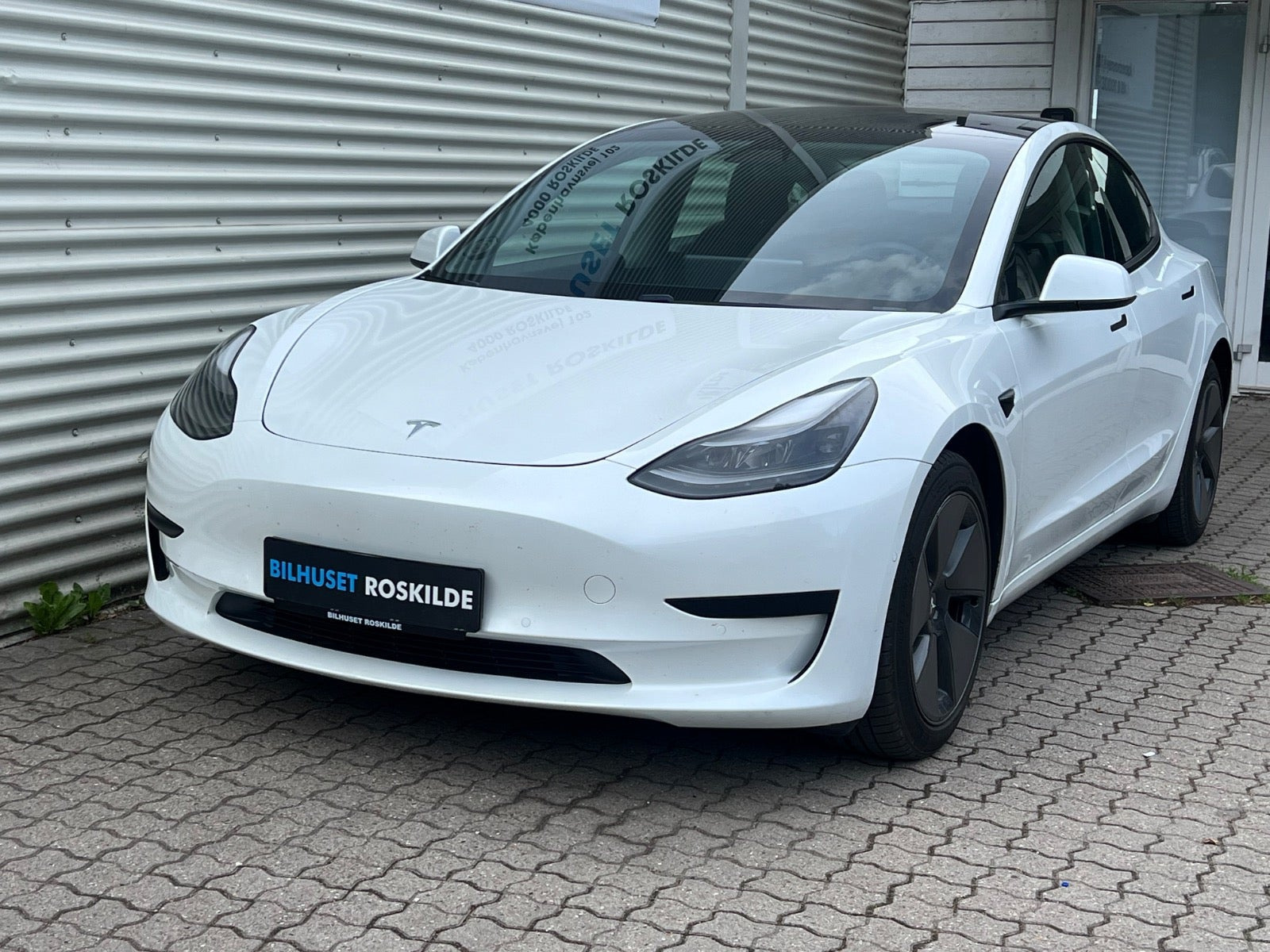 Hvid Tesla Model 3 fra 2022