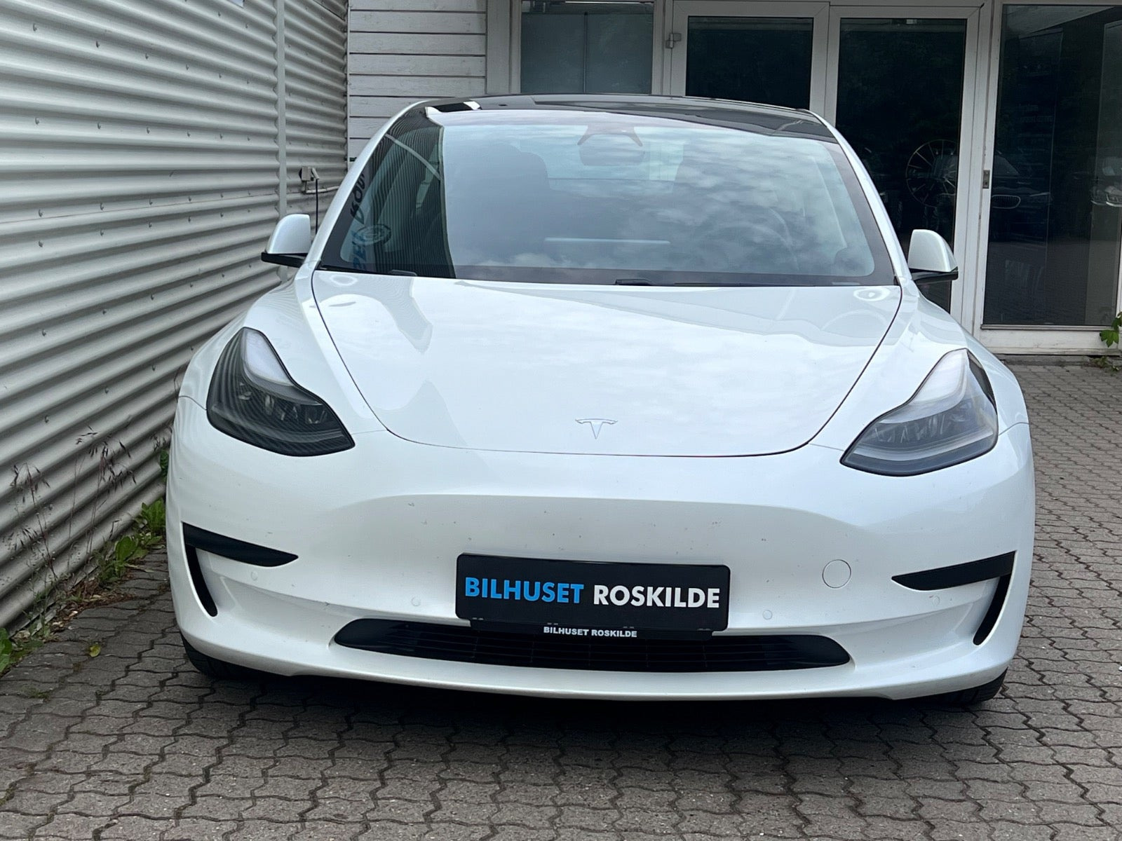 Hvid Tesla Model 3 fra 2022