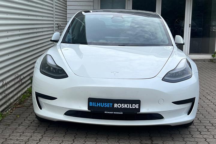 Hvid Tesla Model 3 fra 2022