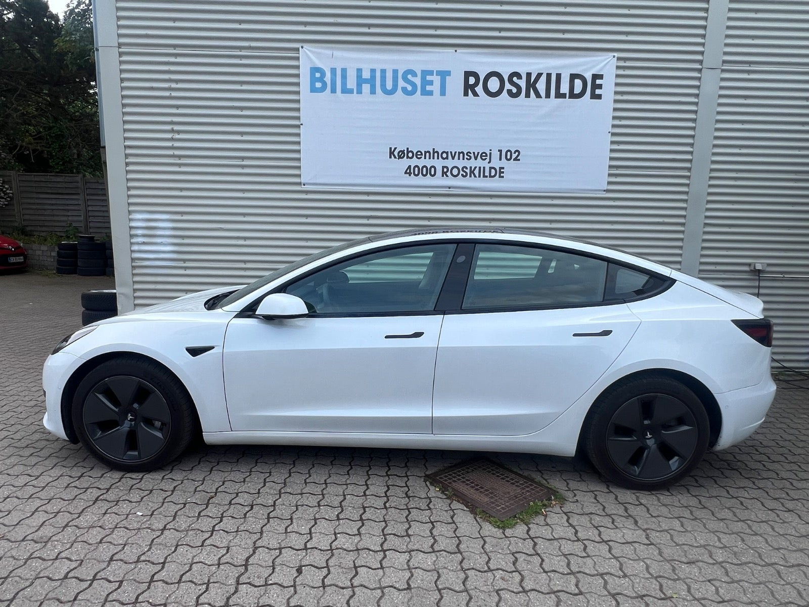 Hvid Tesla Model 3 fra 2022
