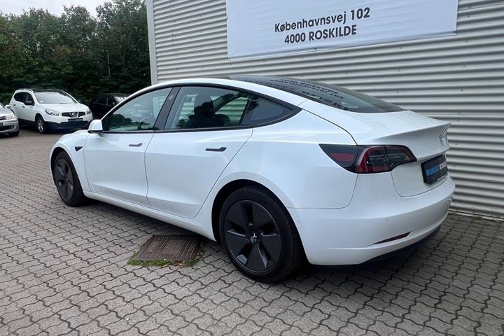 Hvid Tesla Model 3 fra 2022