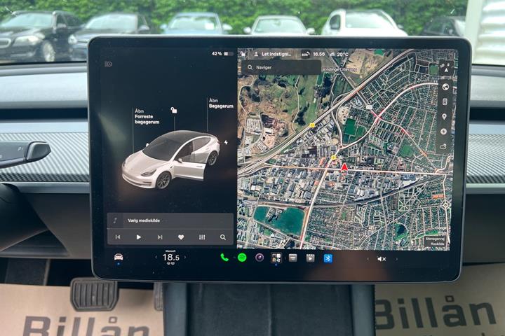 Hvid Tesla Model 3 fra 2022