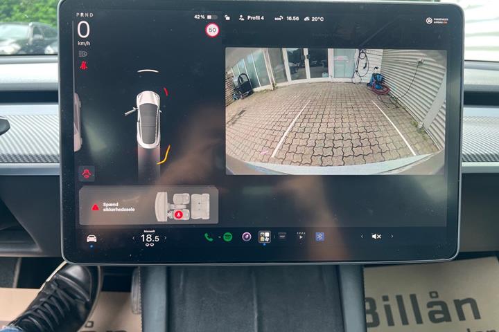 Hvid Tesla Model 3 fra 2022