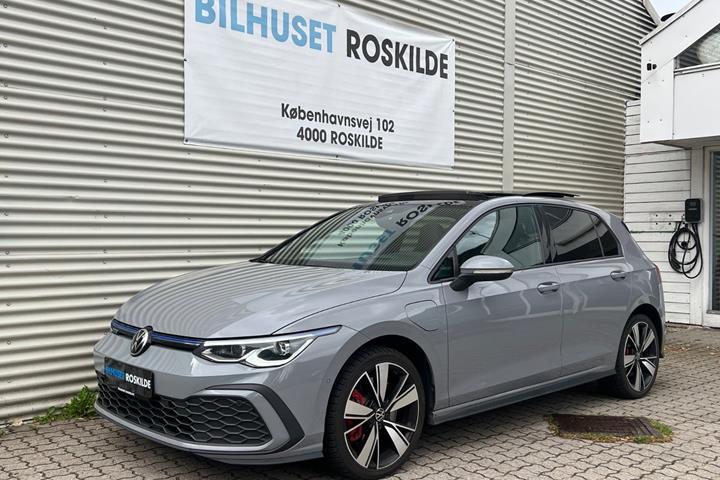 Grå VW Golf VIII fra 2020