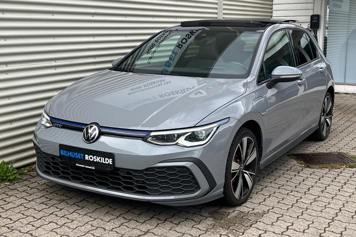 Grå VW Golf VIII fra 2020
