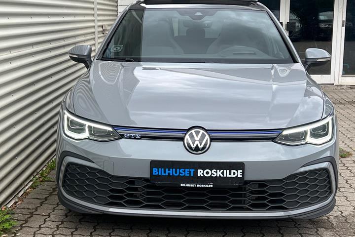 Grå VW Golf VIII fra 2020