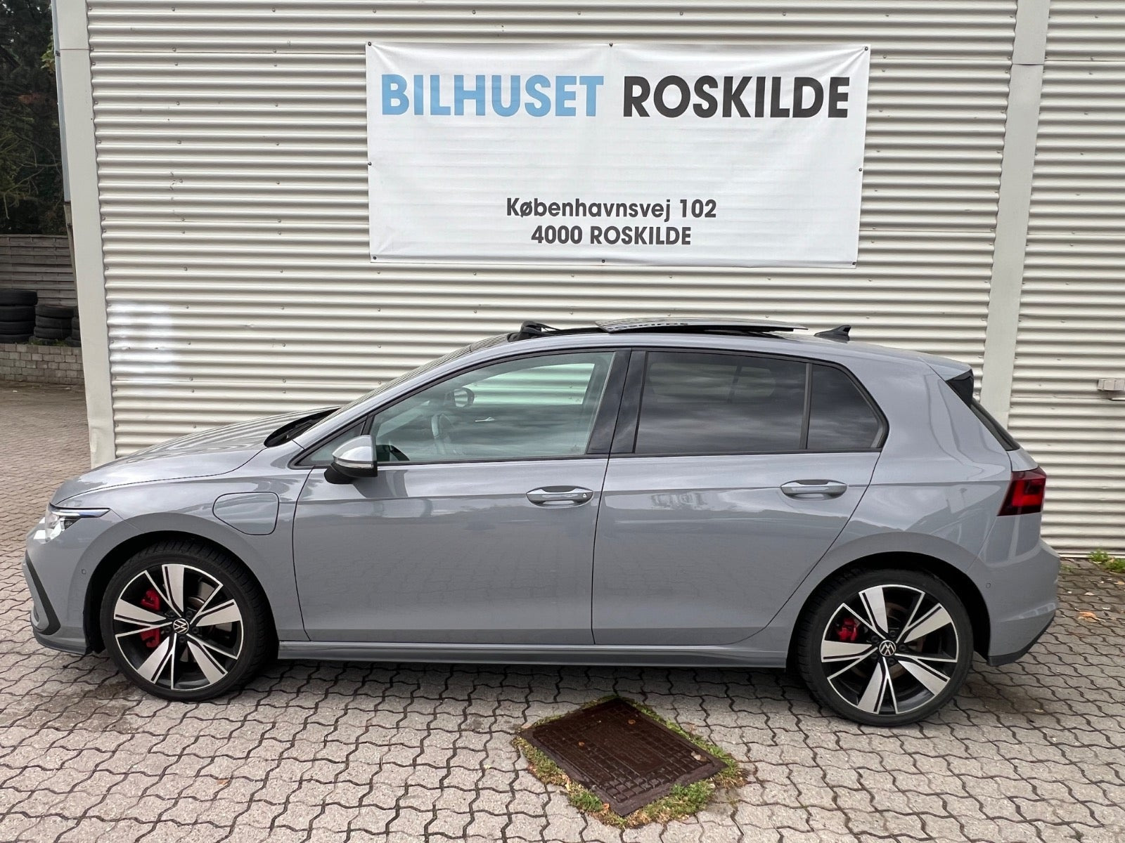 Grå VW Golf VIII fra 2020