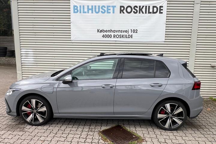 Grå VW Golf VIII fra 2020