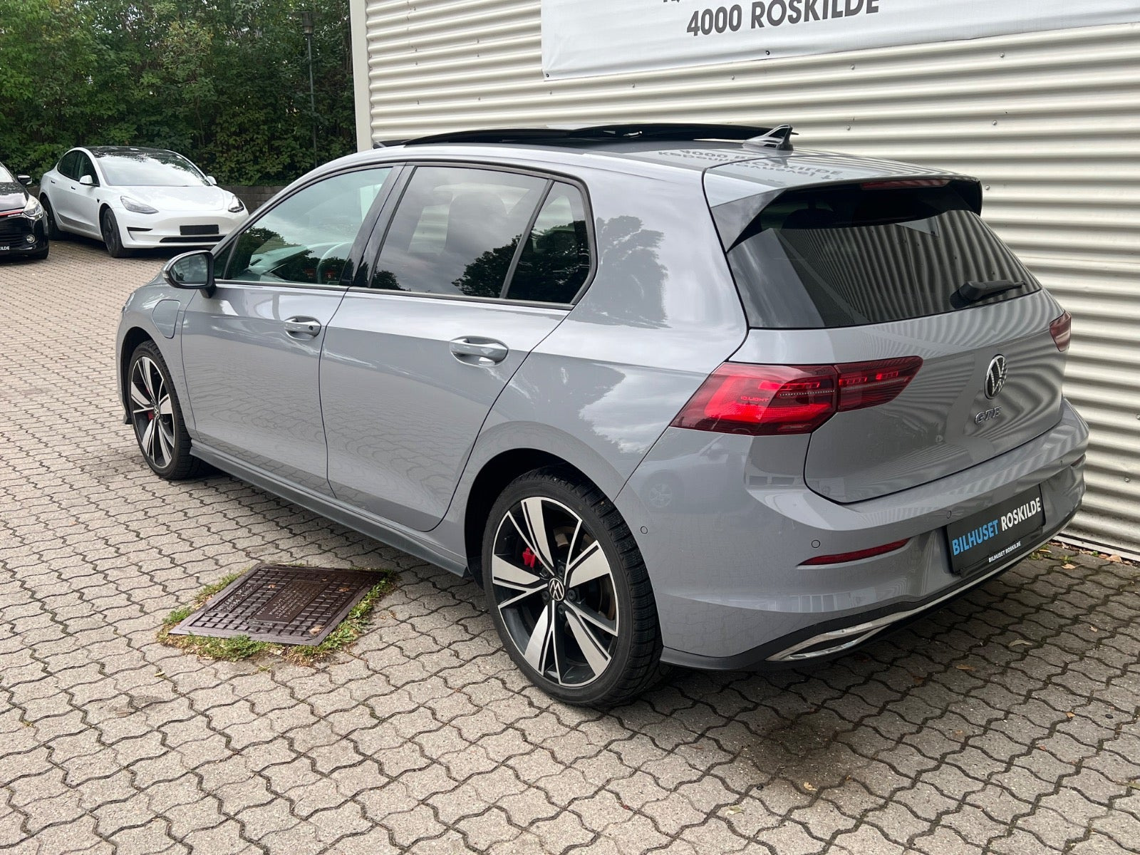 Grå VW Golf VIII fra 2020