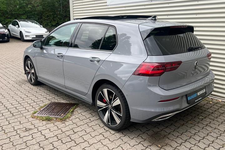 Grå VW Golf VIII fra 2020