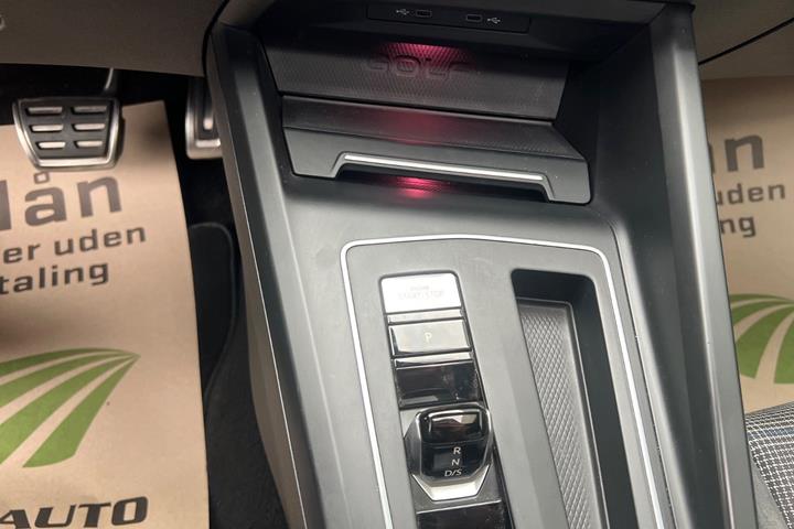 Grå VW Golf VIII fra 2020