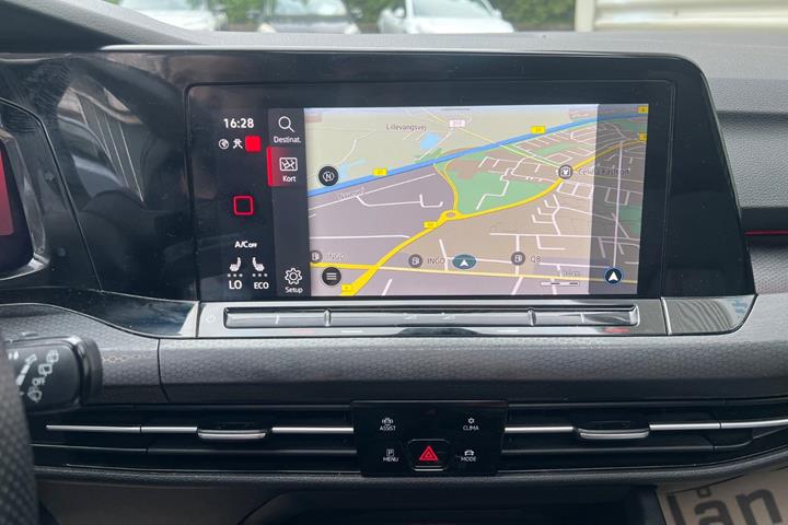 Grå VW Golf VIII fra 2020