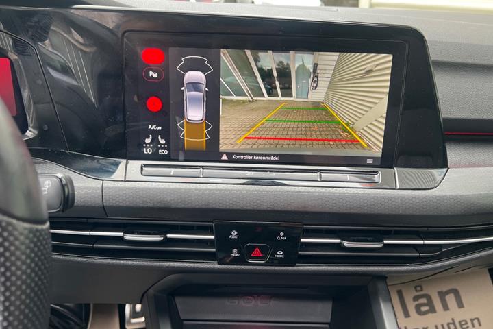Grå VW Golf VIII fra 2020