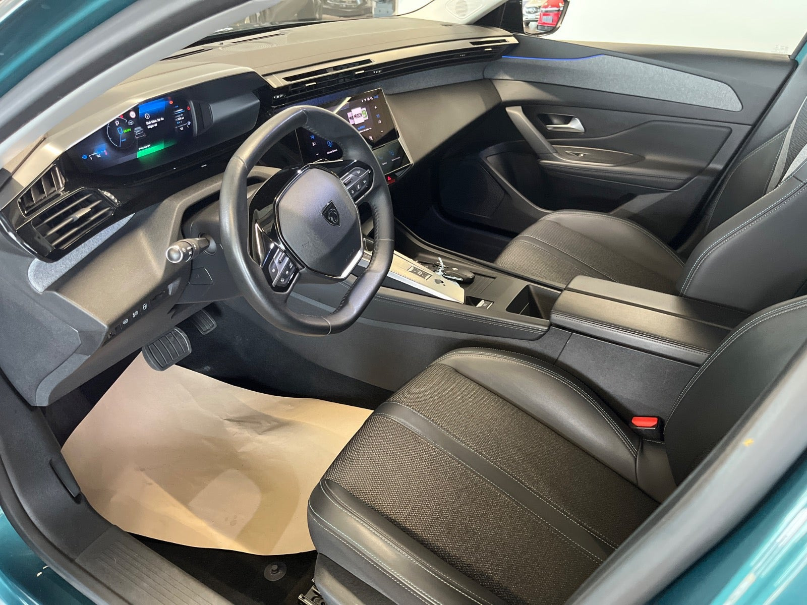 Grøn Peugeot 308 fra 2022