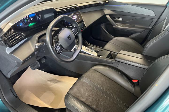 Grøn Peugeot 308 fra 2022