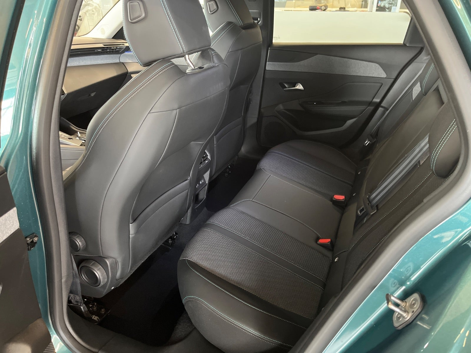 Grøn Peugeot 308 fra 2022