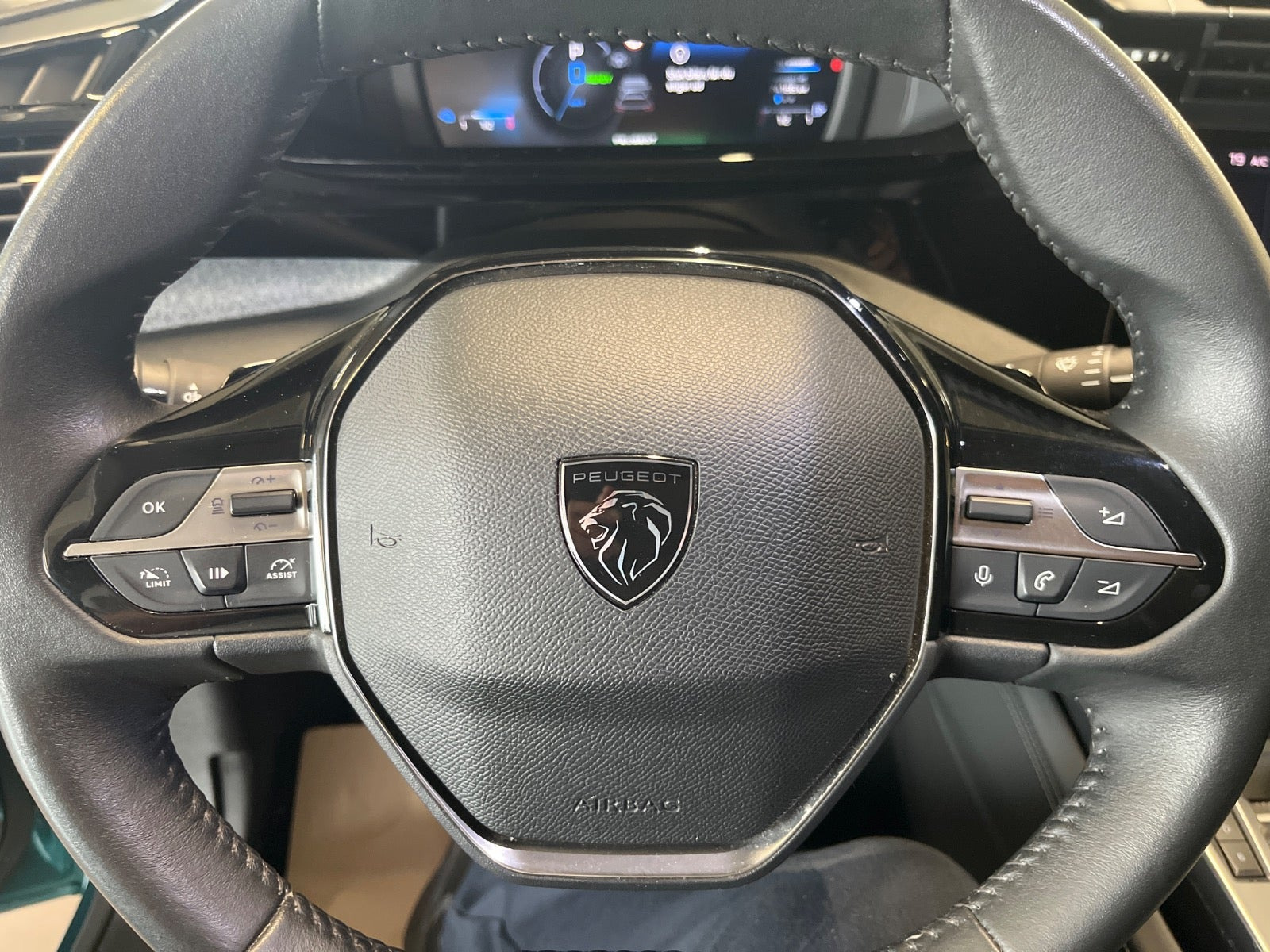 Grøn Peugeot 308 fra 2022