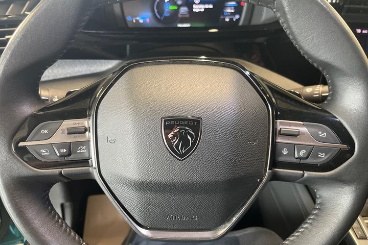 Grøn Peugeot 308 fra 2022
