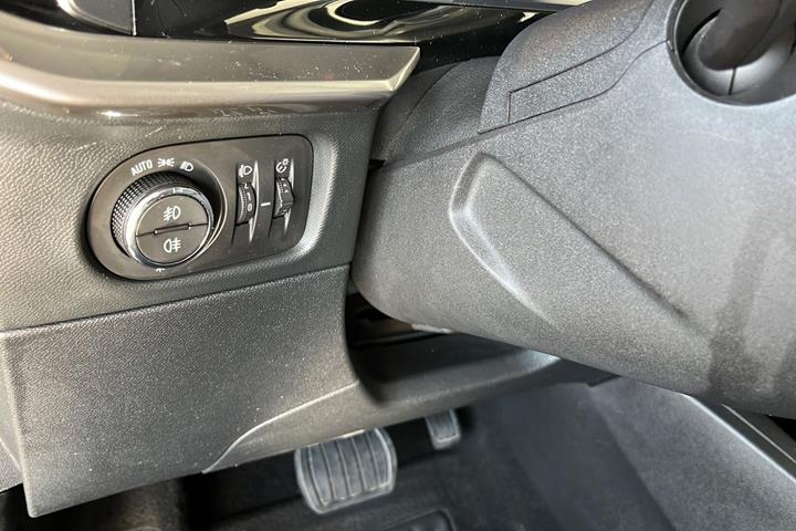 Sort Opel Mokka-e fra 2022