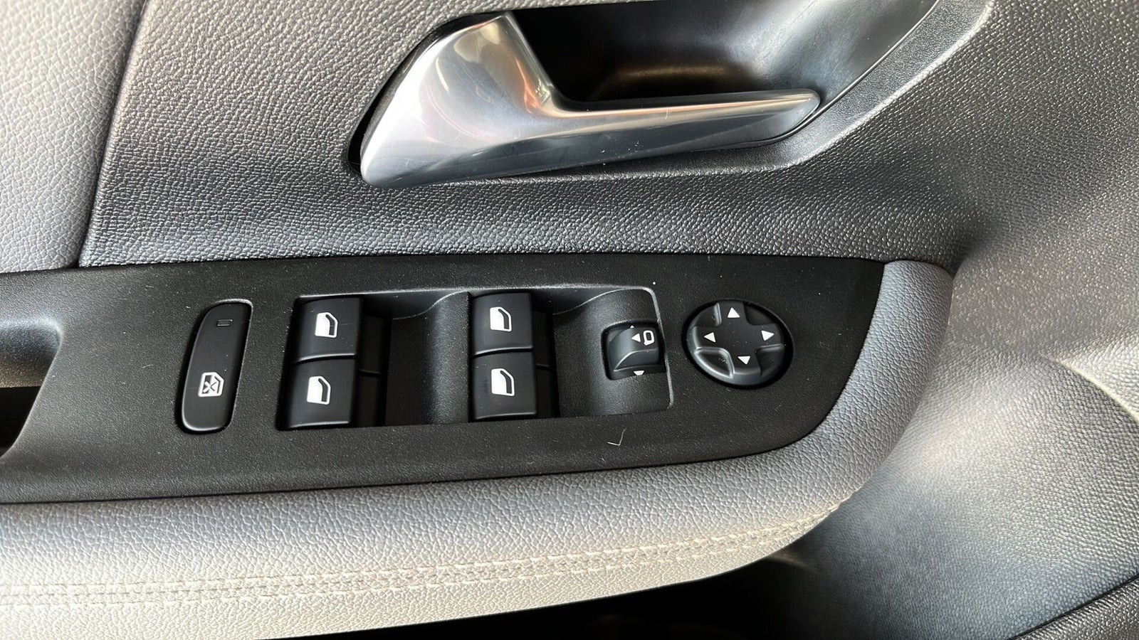 Sort Opel Mokka-e fra 2022