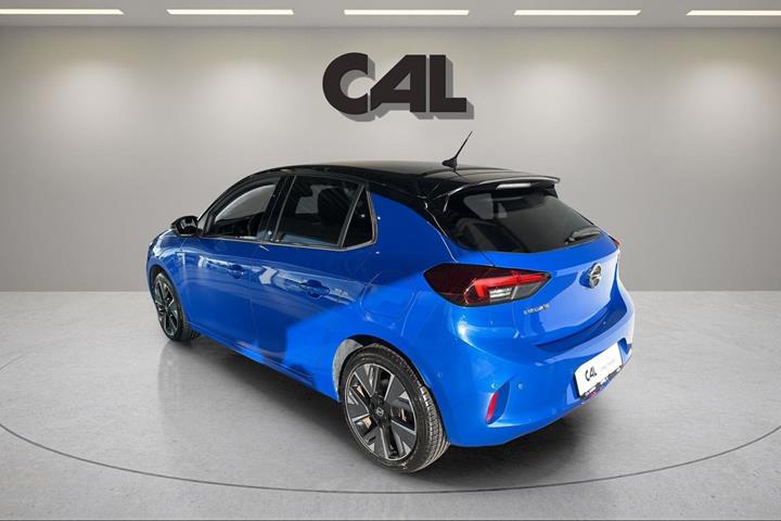 Blå Opel Corsa-e fra 2020