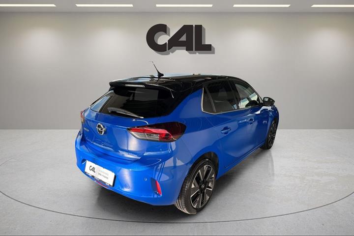 Blå Opel Corsa-e fra 2020