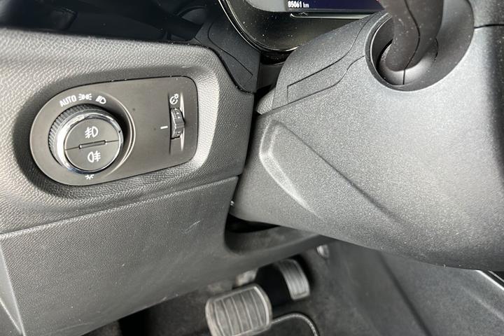 Blå Opel Corsa-e fra 2020
