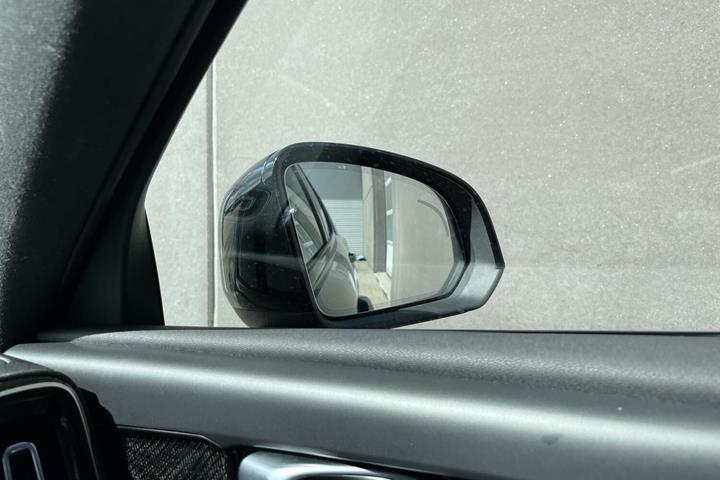 Grøn Volvo XC40 fra 2023