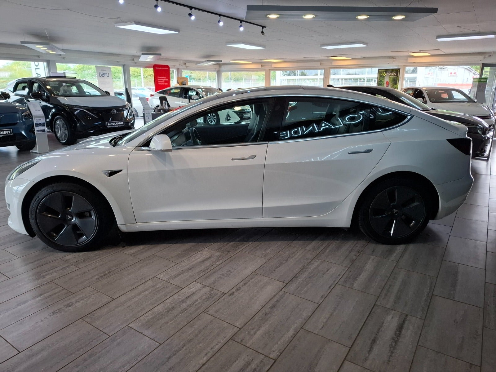 Hvid Tesla Model 3 fra 2020
