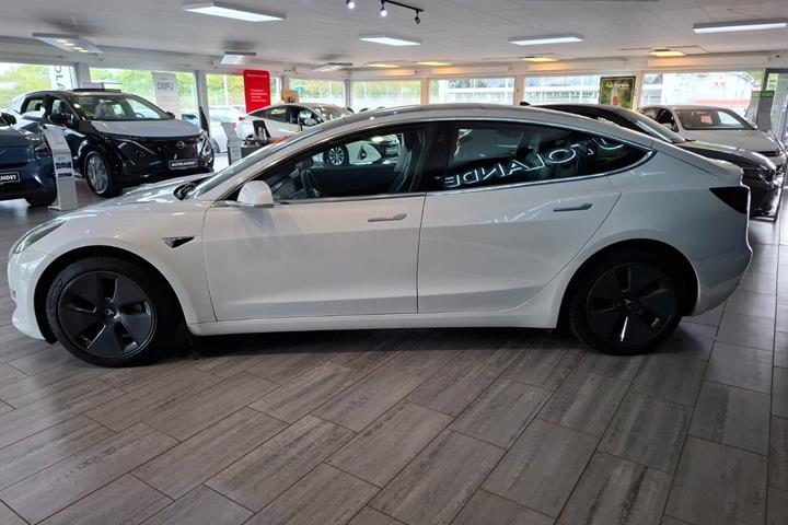 Hvid Tesla Model 3 fra 2020
