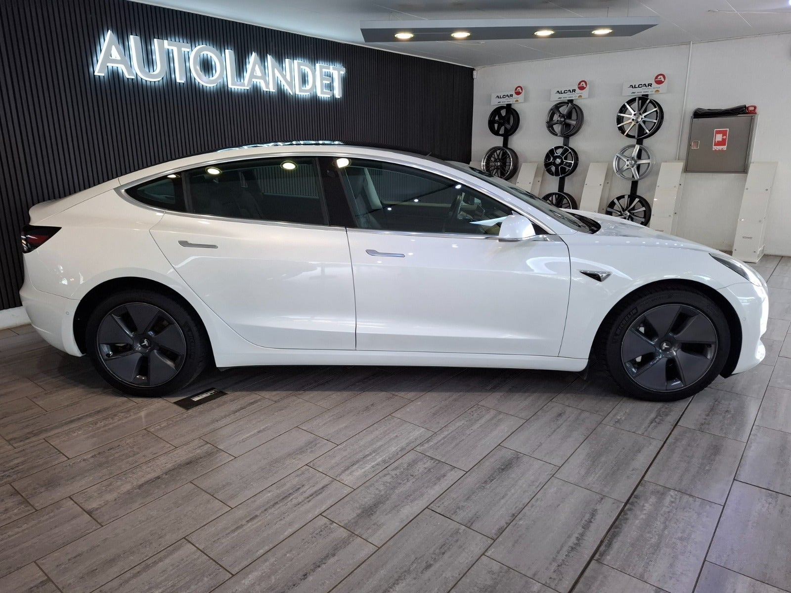 Hvid Tesla Model 3 fra 2020