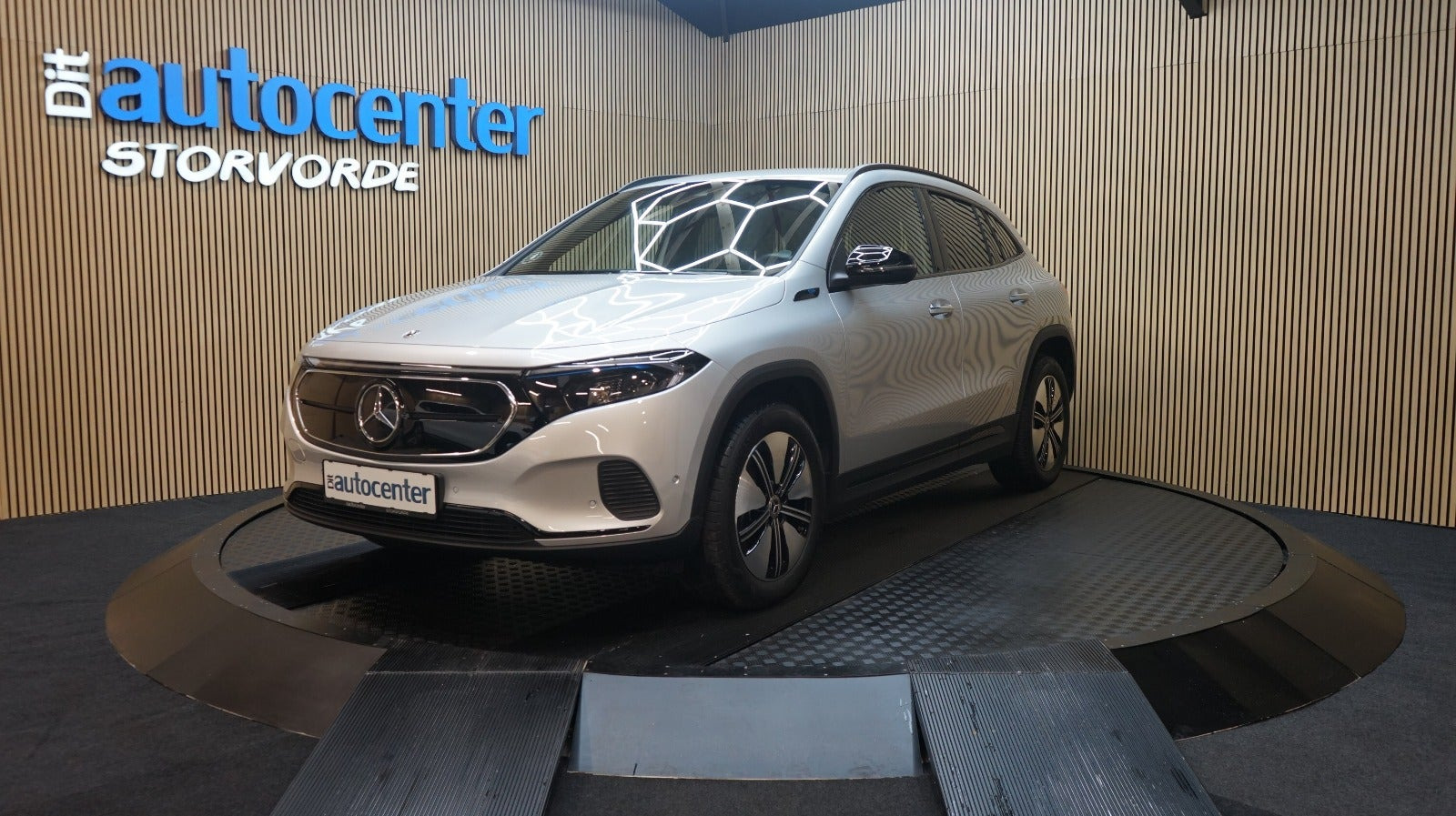Sølv Mercedes EQA250+ fra 2022