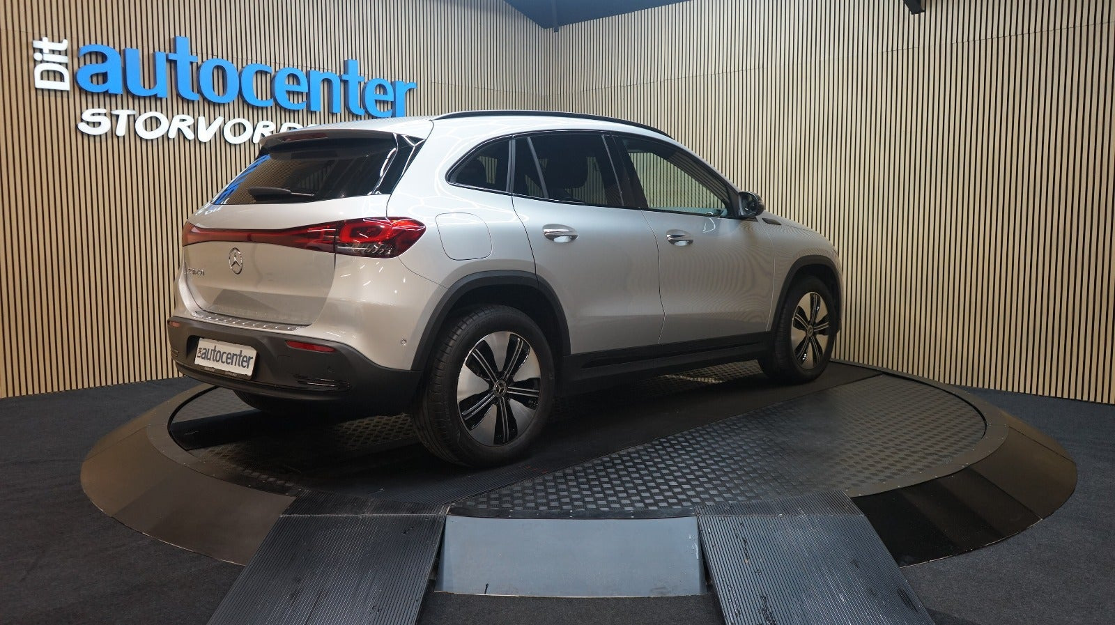 Sølv Mercedes EQA250+ fra 2022