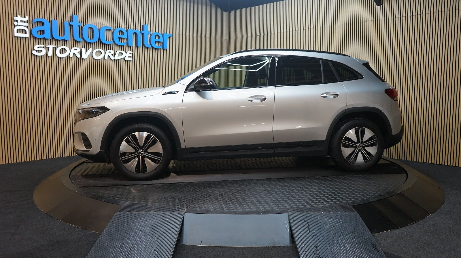 Sølv Mercedes EQA250+ fra 2022