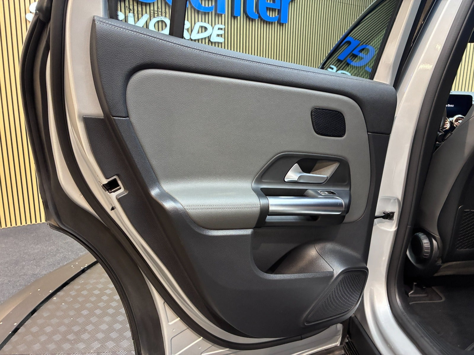 Sølv Mercedes EQA250+ fra 2022